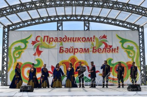 Яркий аксубаевский Сабантуй: чествовали механизаторов, пели, танцевали и состязались в спорте