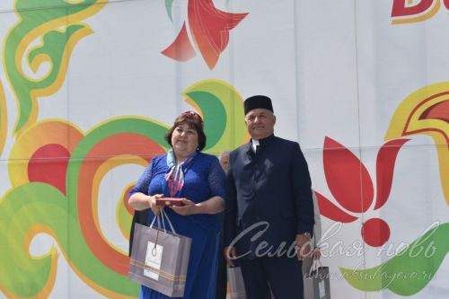 Яркий аксубаевский Сабантуй: чествовали механизаторов, пели, танцевали и состязались в спорте