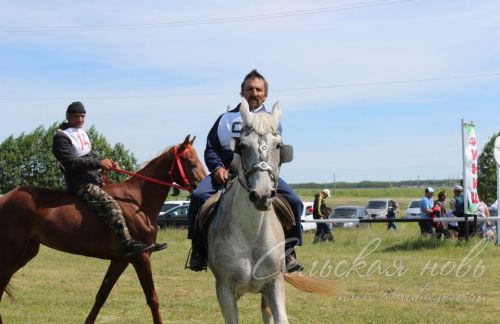 Яркий аксубаевский Сабантуй: чествовали механизаторов, пели, танцевали и состязались в спорте