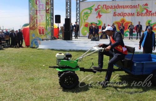 Яркий аксубаевский Сабантуй: чествовали механизаторов, пели, танцевали и состязались в спорте