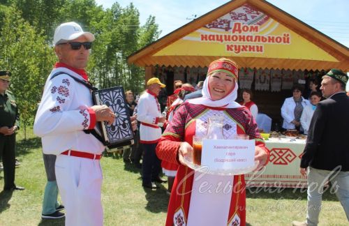 Яркий аксубаевский Сабантуй: чествовали механизаторов, пели, танцевали и состязались в спорте