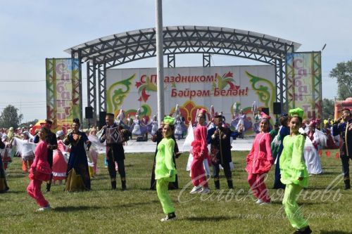 Яркий аксубаевский Сабантуй: чествовали механизаторов, пели, танцевали и состязались в спорте