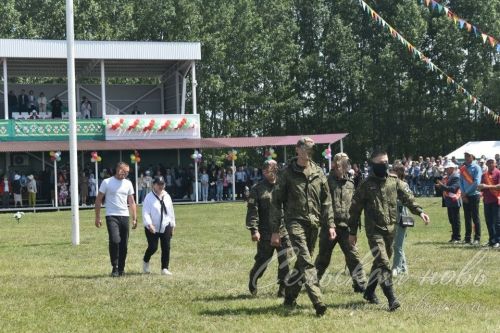 Яркий аксубаевский Сабантуй: чествовали механизаторов, пели, танцевали и состязались в спорте