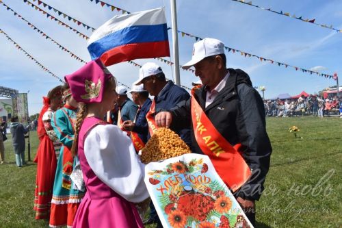 Яркий аксубаевский Сабантуй: чествовали механизаторов, пели, танцевали и состязались в спорте