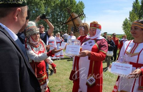 Яркий аксубаевский Сабантуй: чествовали механизаторов, пели, танцевали и состязались в спорте
