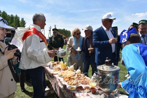 Яркий аксубаевский Сабантуй: чествовали механизаторов, пели, танцевали и состязались в спорте