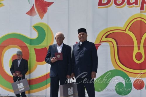 Яркий аксубаевский Сабантуй: чествовали механизаторов, пели, танцевали и состязались в спорте