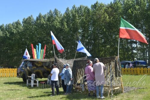 Яркий аксубаевский Сабантуй: чествовали механизаторов, пели, танцевали и состязались в спорте