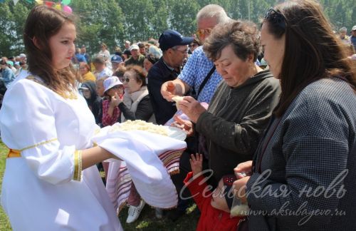 Яркий аксубаевский Сабантуй: чествовали механизаторов, пели, танцевали и состязались в спорте
