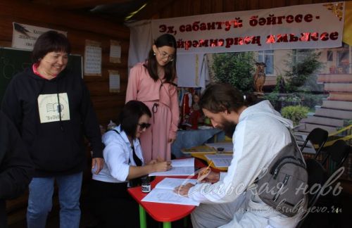Яркий аксубаевский Сабантуй: чествовали механизаторов, пели, танцевали и состязались в спорте