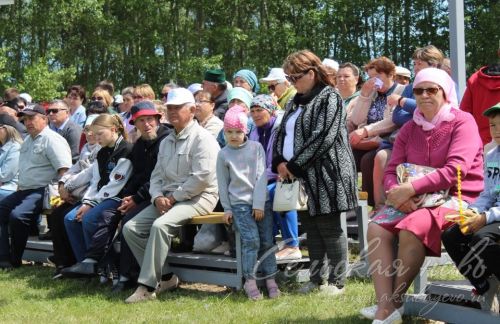 Яркий аксубаевский Сабантуй: чествовали механизаторов, пели, танцевали и состязались в спорте