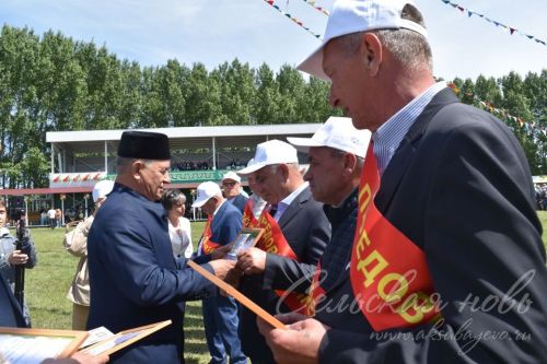 Яркий аксубаевский Сабантуй: чествовали механизаторов, пели, танцевали и состязались в спорте