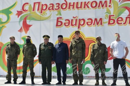Яркий аксубаевский Сабантуй: чествовали механизаторов, пели, танцевали и состязались в спорте