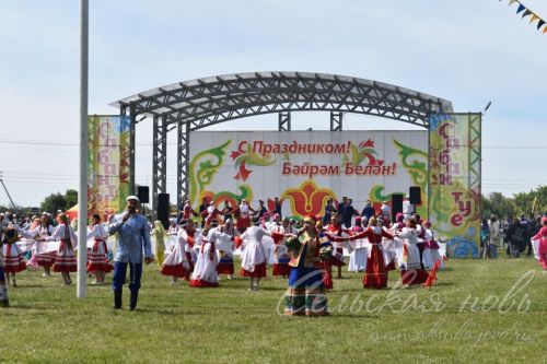 Яркий аксубаевский Сабантуй: чествовали механизаторов, пели, танцевали и состязались в спорте