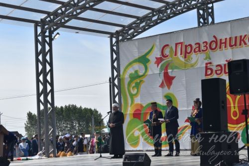 Яркий аксубаевский Сабантуй: чествовали механизаторов, пели, танцевали и состязались в спорте