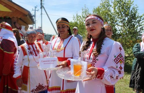 Яркий аксубаевский Сабантуй: чествовали механизаторов, пели, танцевали и состязались в спорте