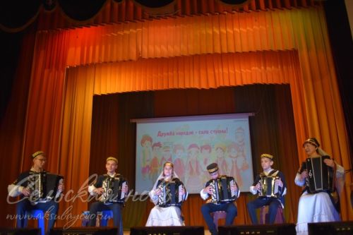 В районном Доме культуры состоялся благотворительный концерт «Сила России в единстве», посвященный Дню народного единства и в поддержку наших земляков, выполняющих боевые задачи в зоне Специальной военной операции