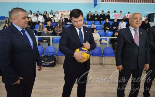 С Аксубаевскими волейболистами встретился Фарид Мухаметшин