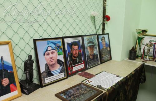 В Емелькино открыли мемориальную доску бойцу СВО