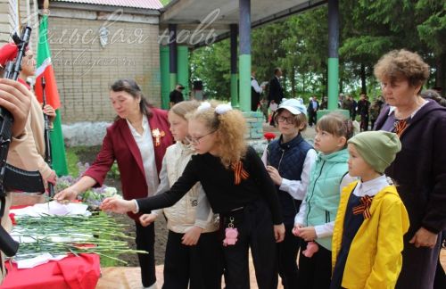 В Емелькино открыли мемориальную доску бойцу СВО
