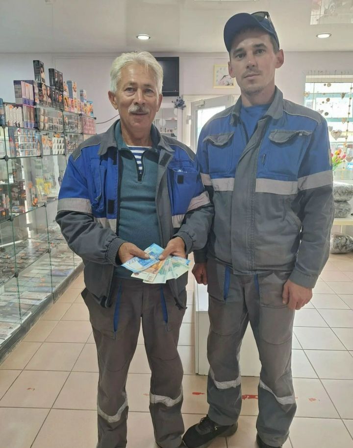 Аксубай газ хезмәткәрләре һөнәри бәйрәмнәре уңаеннан волонтерларга 26 мең сум акча тапшырдылар