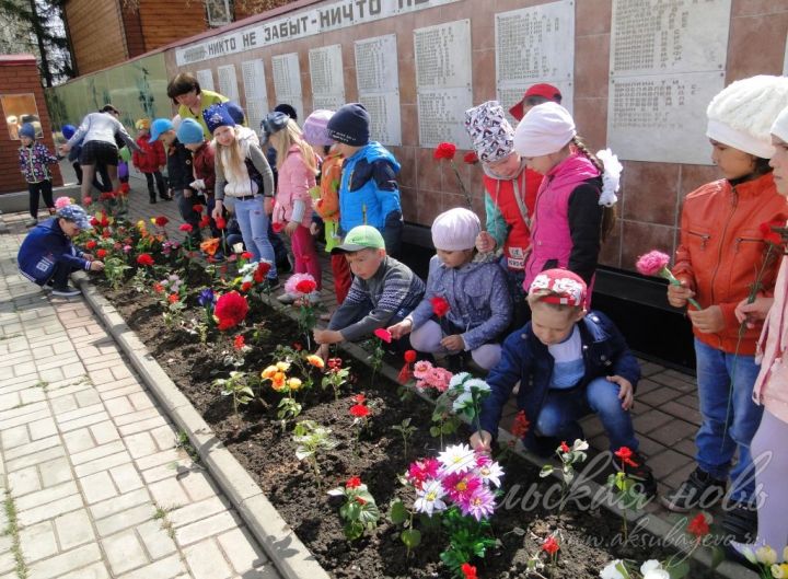 Воспитанники аксубаевского детского сада возложили венки к памятнику павшим землякам
