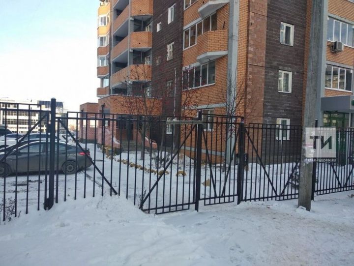 Пистолет к виску ребенка: во дворе казанской многоэтажки неизвестный угрожал оружием 15-летней девочке