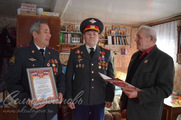 Вручили медаль  "300 лет полиции России"