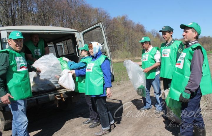 Аксубаевские лесоводы собрали в лесу пять кубометров мусора