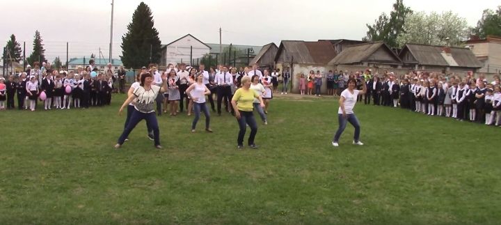 Мамы станцевали танец на Последнем звонке в Аксубаевской школе (Видео)