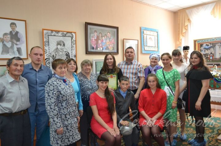Аксубаевская девушка посвятила выставку картин семье