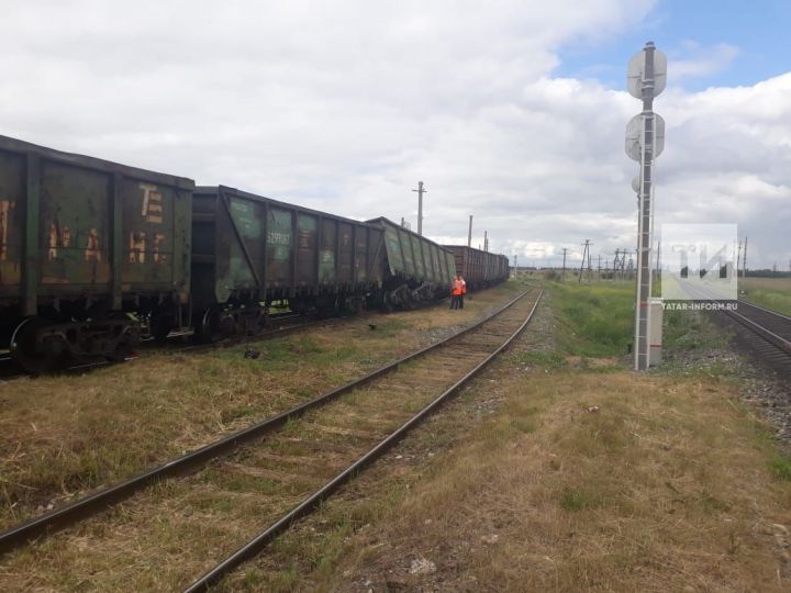 В Татарстане сошедший с рельсов вагон поезда к ночи поставили на колеса