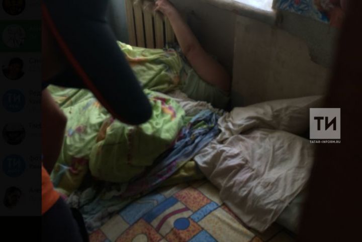 Казанские спасатели освободили женщину, застрявшую головой между стеной и батареей