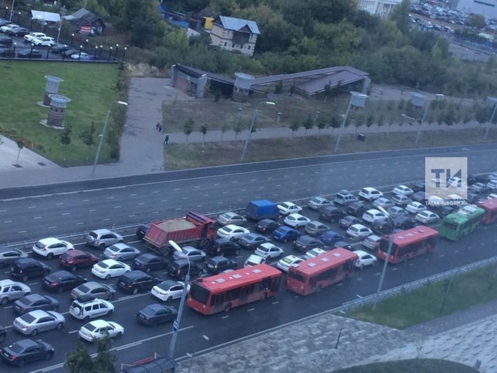 Из-за отключенных светофоров возле ТЦ "Тандем" в Казани образовалась длинная пробка