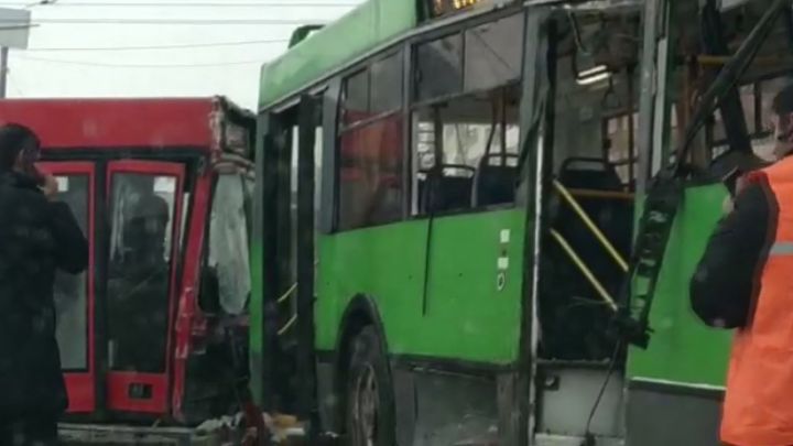 В Казани сняли на видео столкновение автобуса и троллейбуса