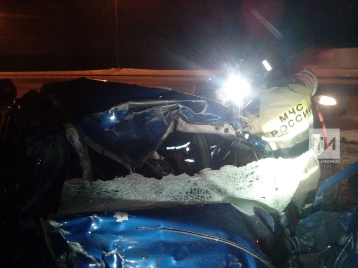 Автоледи из Татарстана погибла, влетев под припаркованную на обочине фуру из Нижнего Новгорода