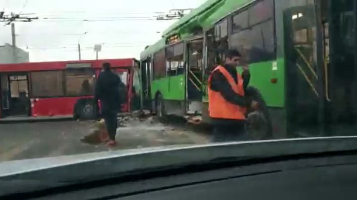 Три человека попали в больницу после ДТП с участием автобуса и троллейбуса в Казани