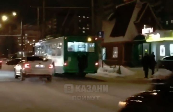 Опасное развлечение школьника-зацепера в Казани попало на видео