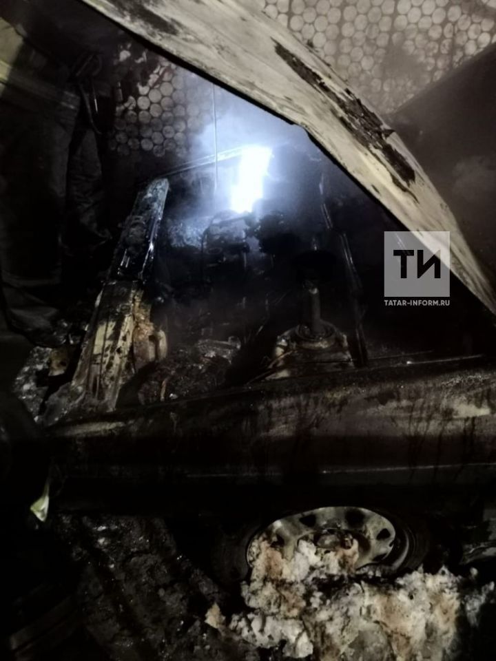 Ночью в Зеленодольске пожарные обнаружили в сгоревшей «Ладе» тело мужчины