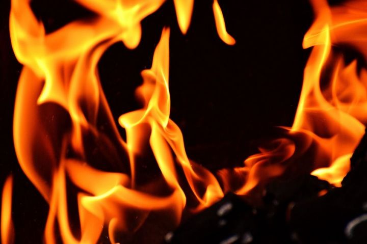 На пожаре пятилетняя девочка и годовалый мальчик отравились дымом