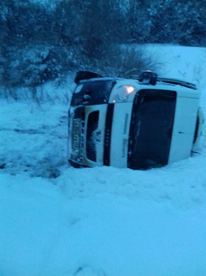 В Буинском районе Татарстана опрокинулся микроавтобус с пассажирами