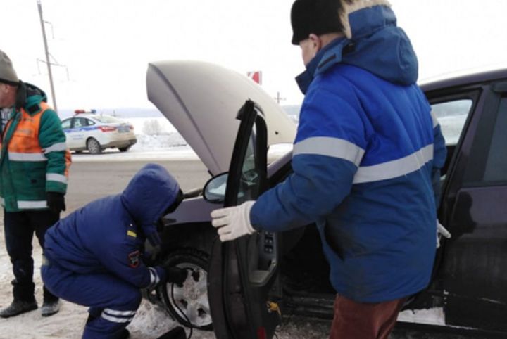 В Татарстане инспекторы ГИБДД помогли пожилому водителю, который вылетел на иномарке в кювет