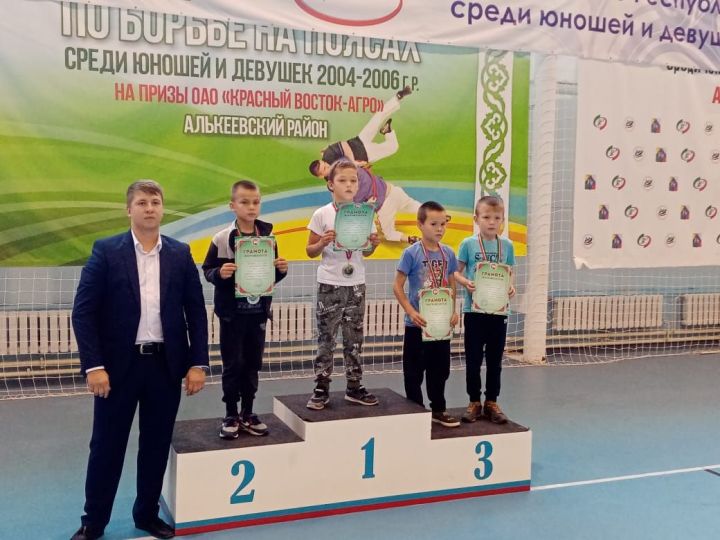 Борцы из Аксубаева приняли участие в Республиканском турнире по борьбе на поясах среди девушек и юношей 2006-2008 года рождения на призы спортивной школы