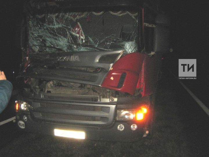 Пассажир «КАМАЗа» пострадал в результате столкновения двух грузовиков и легковушки в Татарстане