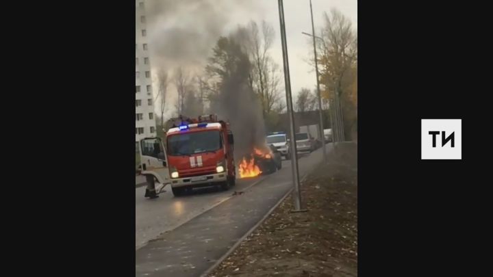 Очевидцы сняли на видео охваченный огнем автомобиль в центре Казани