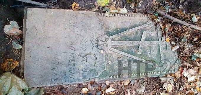 Нижнекамский лесник обнаружил в лесу древнее надгробие