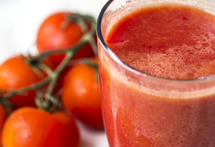Диетолог предупредила о последствиях употребления томатного сока