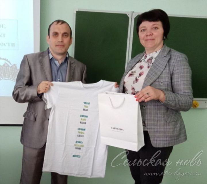 Подписчику аксубаевской "Сельской нови" вручили креативную футболку от "ТАТМЕДИА"