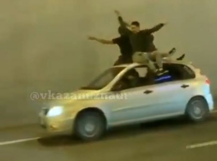 Любителей прокатиться на крыше авто  оштрафовали