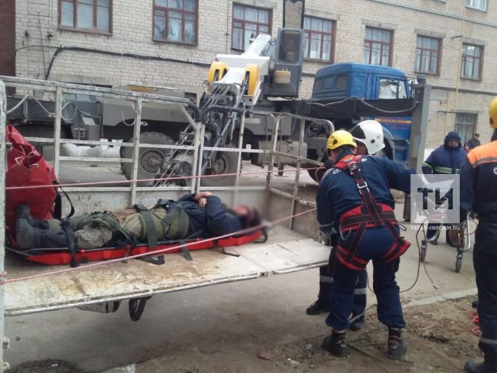 В Казани спасли рабочего, который не удержался и упал с одного здания на крышу другого